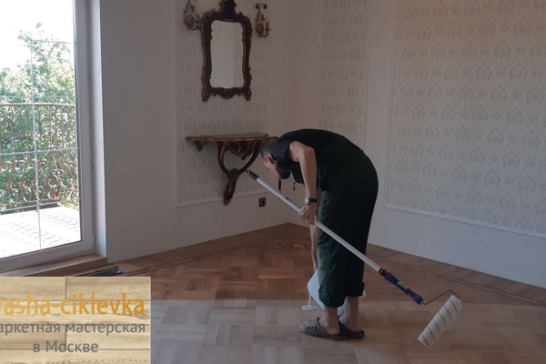нанесение грунтовки на пол 