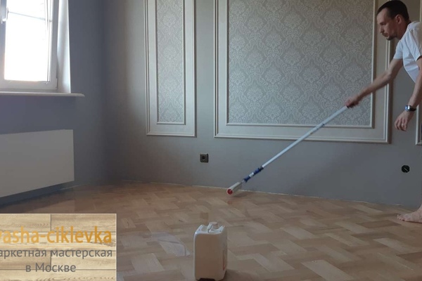нанесение лака на паркет 